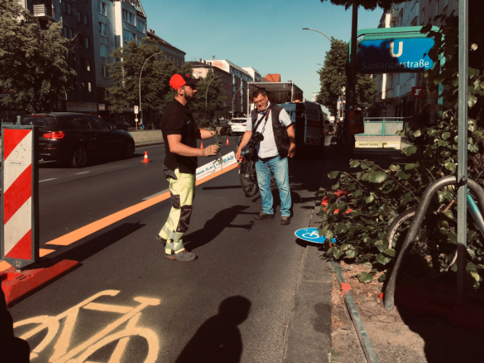 Blumen für die Bauarbeiter der Popup-Bikelane Frankfurter Allee  (Foto: Inge Lechner)