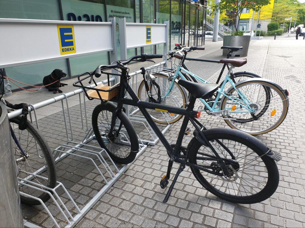 Radfahrer*innen willkommen in der EDEKA-Filiale Franz-Jacob-Straße (Foto: Bertus)